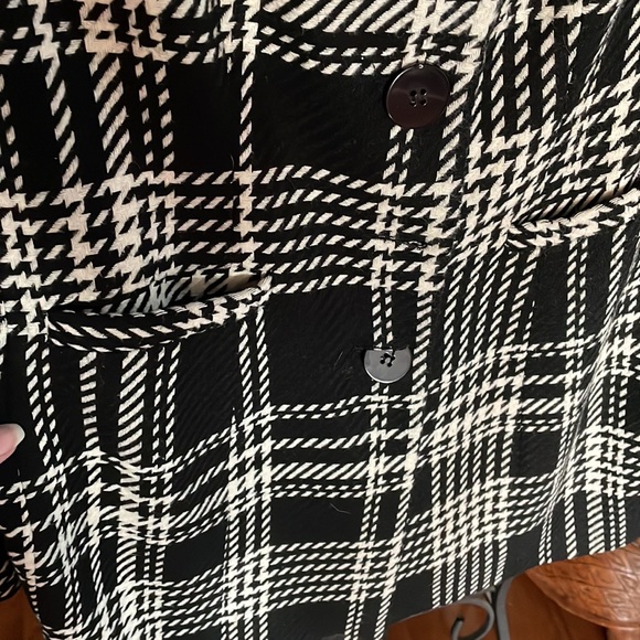 BLACK and WHITE PLAID COAT sz M - Picture 5 of 9